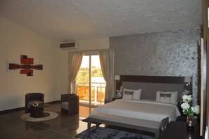 Desk, blackout curtains, soundproofing, iron/ironing board - Résidence Annekam (Abidjan)