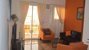 Suite – junior, ikke-røyk | Oppholdsrom | En 32-tommers Flatskjerm-TV med Parabol-TV samt TV