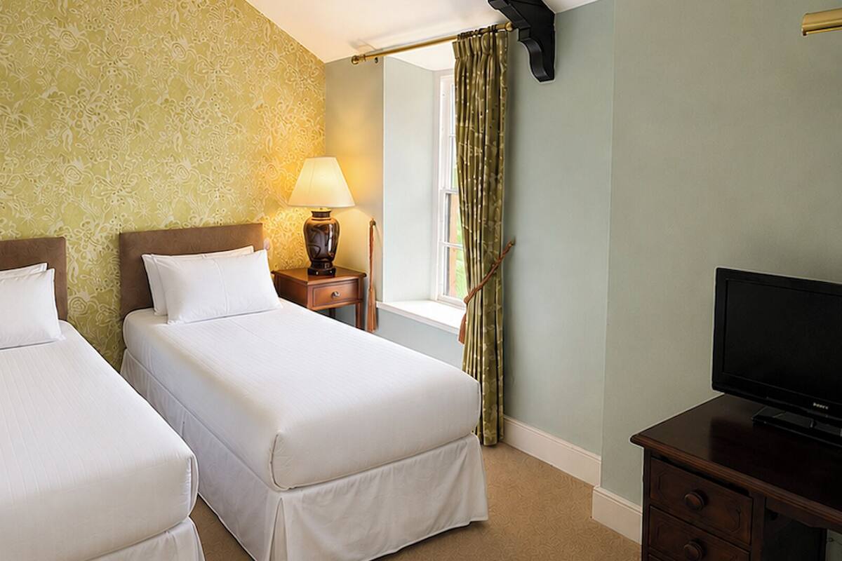 Classic Twin Room | Premium bedding, desk, iron/ironing board, free cots/infant beds