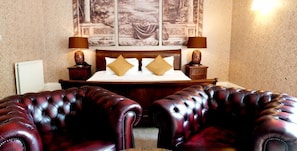 Hochwertige Bettwaren, Schreibtisch, Bügeleisen/Bügelbrett, Babybetten