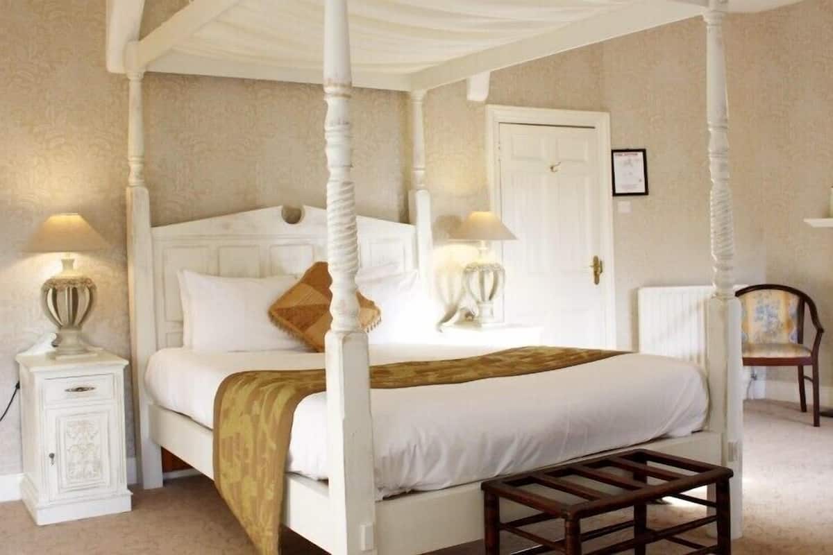 premium bedding, desk, iron/ironing board, cots/infant beds