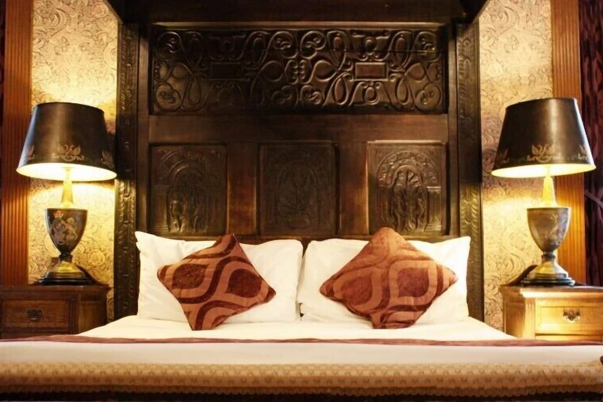 premium bedding, desk, iron/ironing board, cots/infant beds