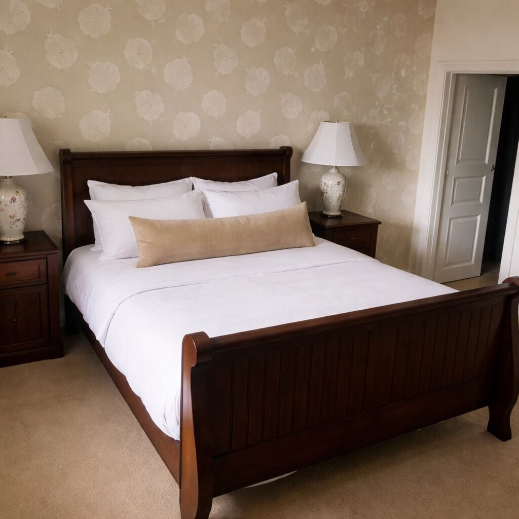 家庭房 | 高档床上用品、办公桌、熨斗/熨衣板、婴儿床