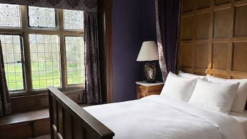 Select Room | Premium bedding, desk, iron/ironing board, cribs/infant beds