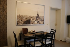 Apartment, 1 Bedroom (Auenviertel) | In-room dining