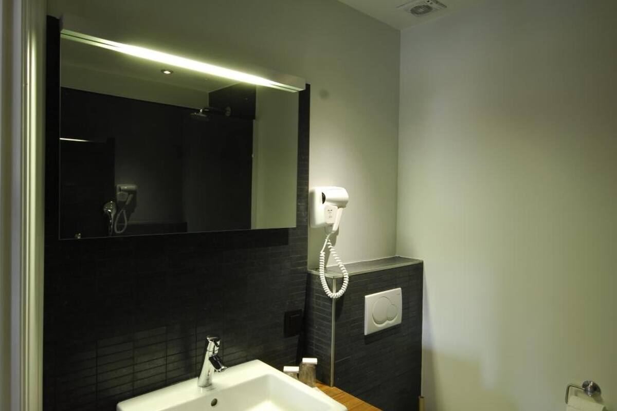 shower, rainfall showerhead, free toiletries, hair dryer