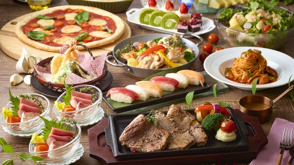 Variedad de platos, incluyendo sushi, filete y pizza.