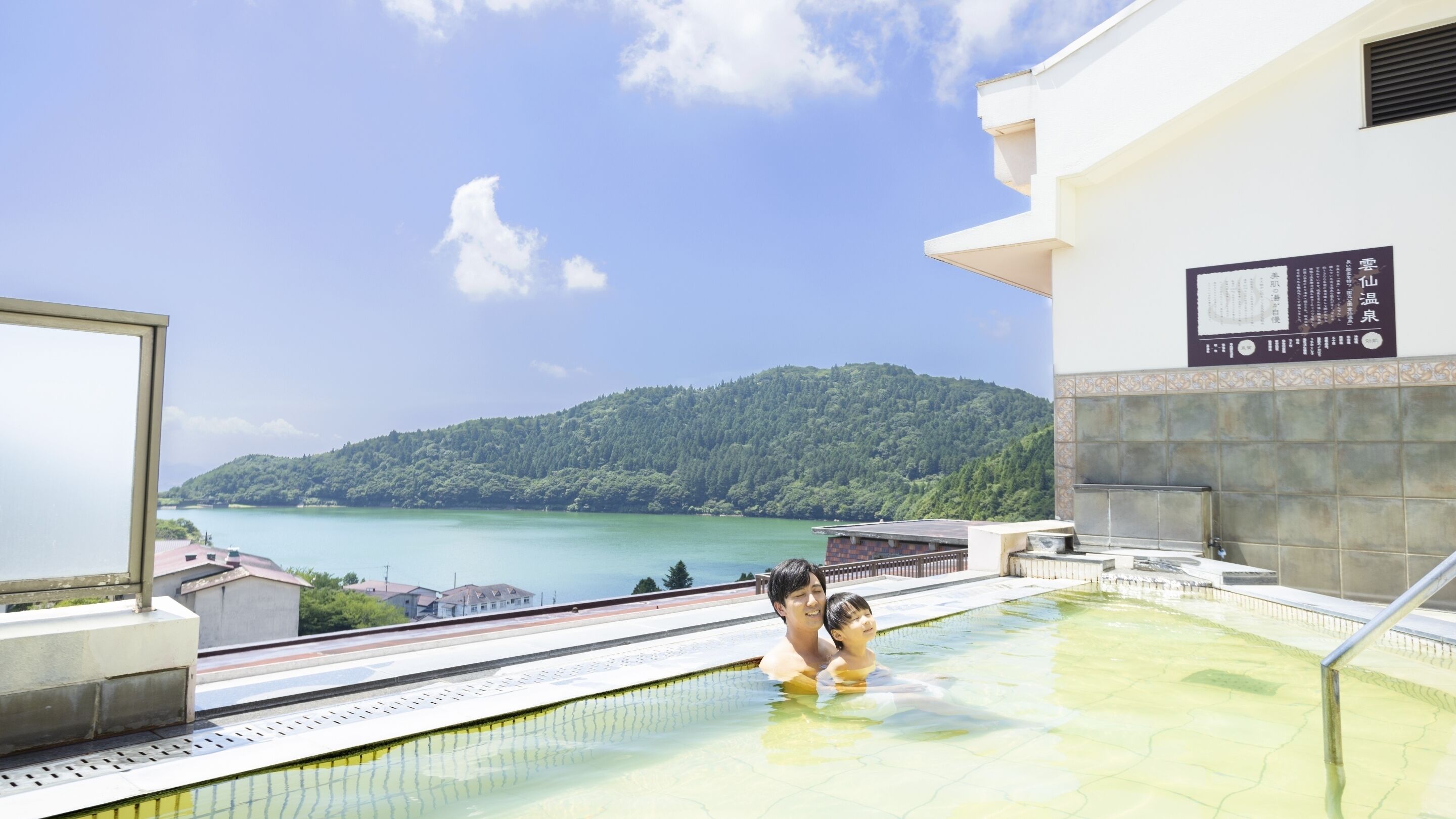 Una piscina con vistas a un lago y montañas.
