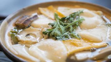 Eine Schüssel Suppe mit verschiedenen Zutaten.