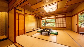 Suíte júnior, para não fumantes, vista para a cidade (Japanese Style, with Bath, 2R) | Cofres nos quartos, escrivaninha, Wi-Fi de cortesia, roupa de cama