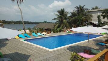 Piscine extérieure, chaises longues