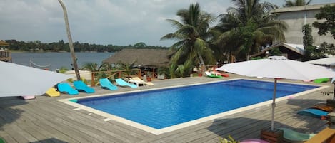 Piscine extérieure, chaises longues