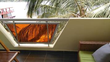 Perhehuone, 1 keskisuuri parisÀnky, tupakointi kielletty | NÀkymÀ parvekkeelta