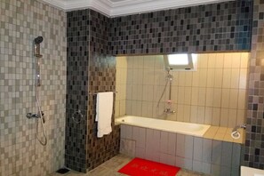 Suite Lune de Miel, 1 très grand lit, non-fumeurs | Salle de bain | Articles de toilette gratuits, sèche-cheveux, chaussons, bidet