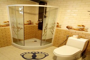 Family Suite, 1 King Bed, Non Smoking | Bathroom | Free toiletries, hair dryer, slippers, bidet - Rosa Beach - Chez Rodrigue (Abidjan)