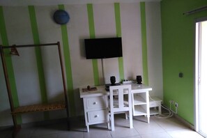 غرفة عائلية - سرير كبير - لغير المدخنين | أغطية فراش متميزة ومكتب وستائر تعتيم ومكواة/لوح كي