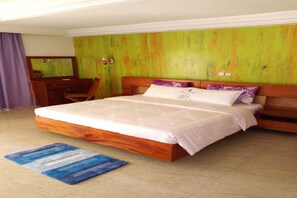 جناح عائلي - سرير ملكي - لغير المدخنين | أغطية فراش متميزة ومكتب وستائر تعتيم ومكواة/لوح كي