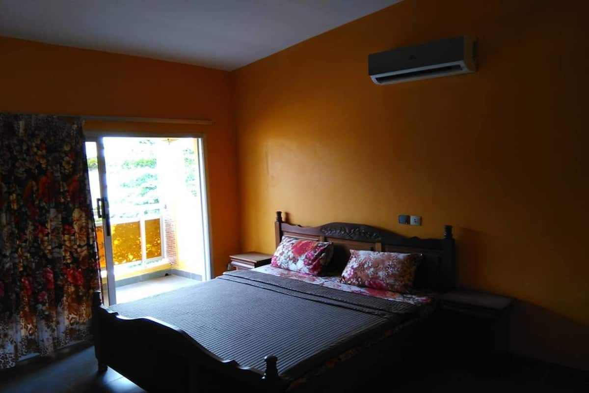 Familjerum - 1 queensize-säng - icke-rökare | Sängtillbehör av högsta kvalitet, skrivbord och mörkläggningsgardiner