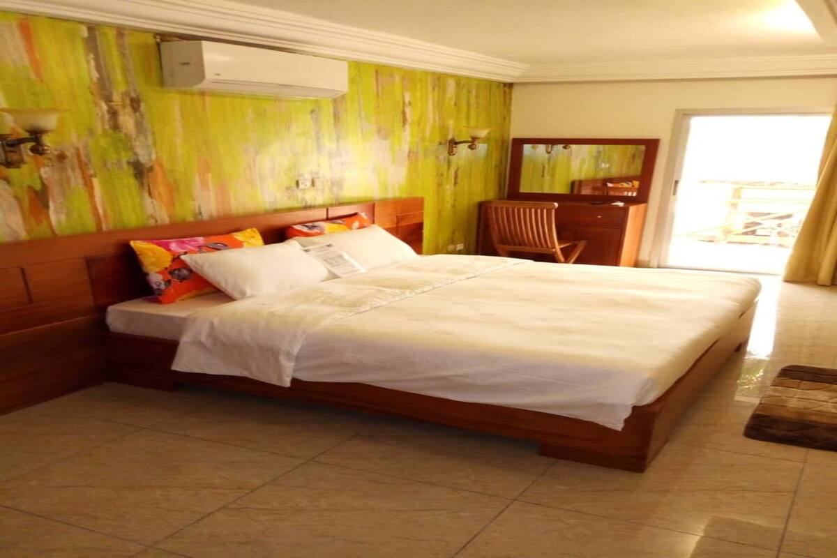 Family Suite, 1 King Bed, Non Smoking | Premium bedding, desk, blackout curtains