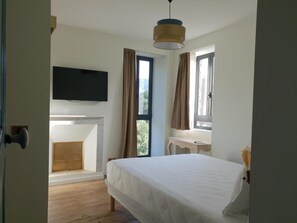 Premium Room (Bella Signora) | Premium bedding, individually decorated, individually furnished, desk - A Bella Scusa (Bastelica)