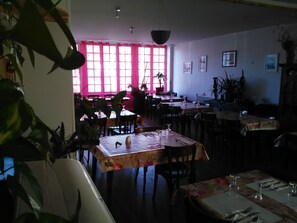 Petit déjeuner, déjeuner et dîner servis sur place