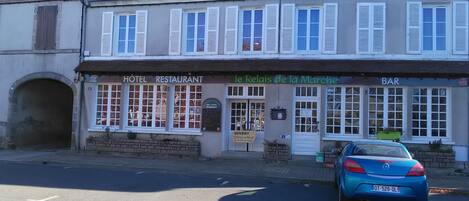 Mặt tiền nơi lưu trú