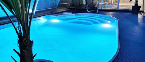 季節限定屋外プール、プール パラソル、サンラウンジャー