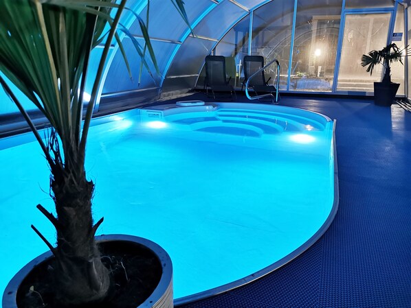 Seasonal outdoor pool, pool umbrellas, sun loungers - City Apartments Mühlhausen (Mühlhausen/Thüringen)