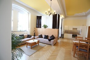 Leilighet – royal, 2 soverom, tilgjengelighetstilpasset (Madrid) | Sengetøy av topp kvalitet, safe på rommet og individuelt dekorert