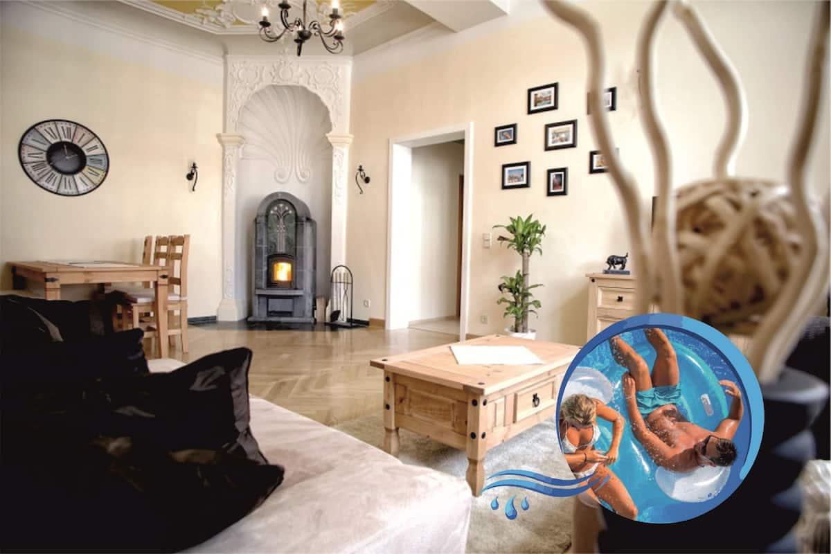 Ein Wohnzimmer mit Kamin, Essbereich und Pool.