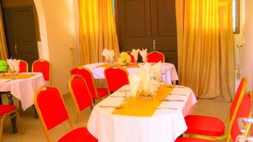 2 restaurants, spécialités Cuisine locale et internationale