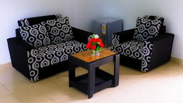 Sviitti, 1 keskisuuri parisÀnky, tupakointi kielletty | Ylelliset vuodevaatteet, työpöytÀ, pimennysverhot, silitysrauta/-lauta