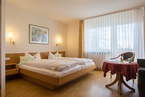Cortinas blackout, wifi gratis y ropa de cama 