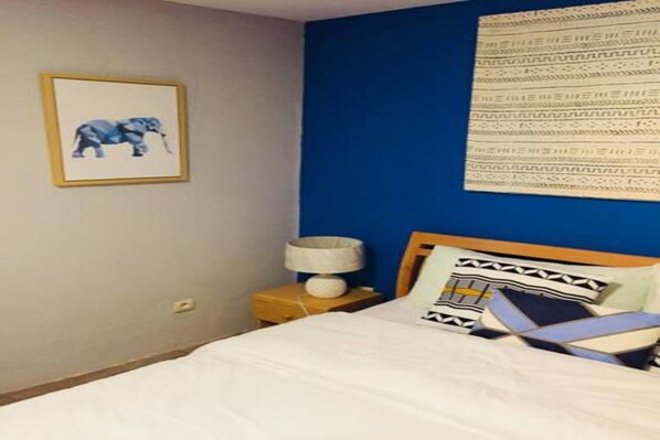 Doppelzimmer, 1 Queen-Bett, Nichtraucher | Schreibtisch, Verdunkelungsvorhänge, kostenloses WLAN, Bettwäsche