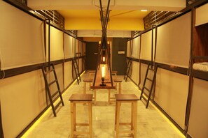 遮光カーテン、防音設備、WiFi (無料)、ベッドシーツ