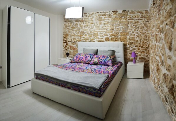 Luxe beddengoed, geluiddichte muren, een strijkplank/strijkijzer