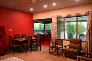 Bungalow familiar, para no fumadores, vista a la montaña | Área de sala de estar