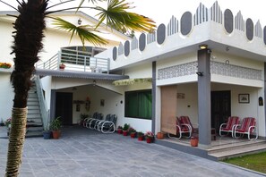 Vista frontal de la propiedad