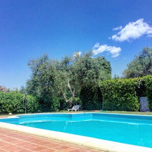 สระว่ายน้ำกลางแจ้งเปิดตามฤดูกาล