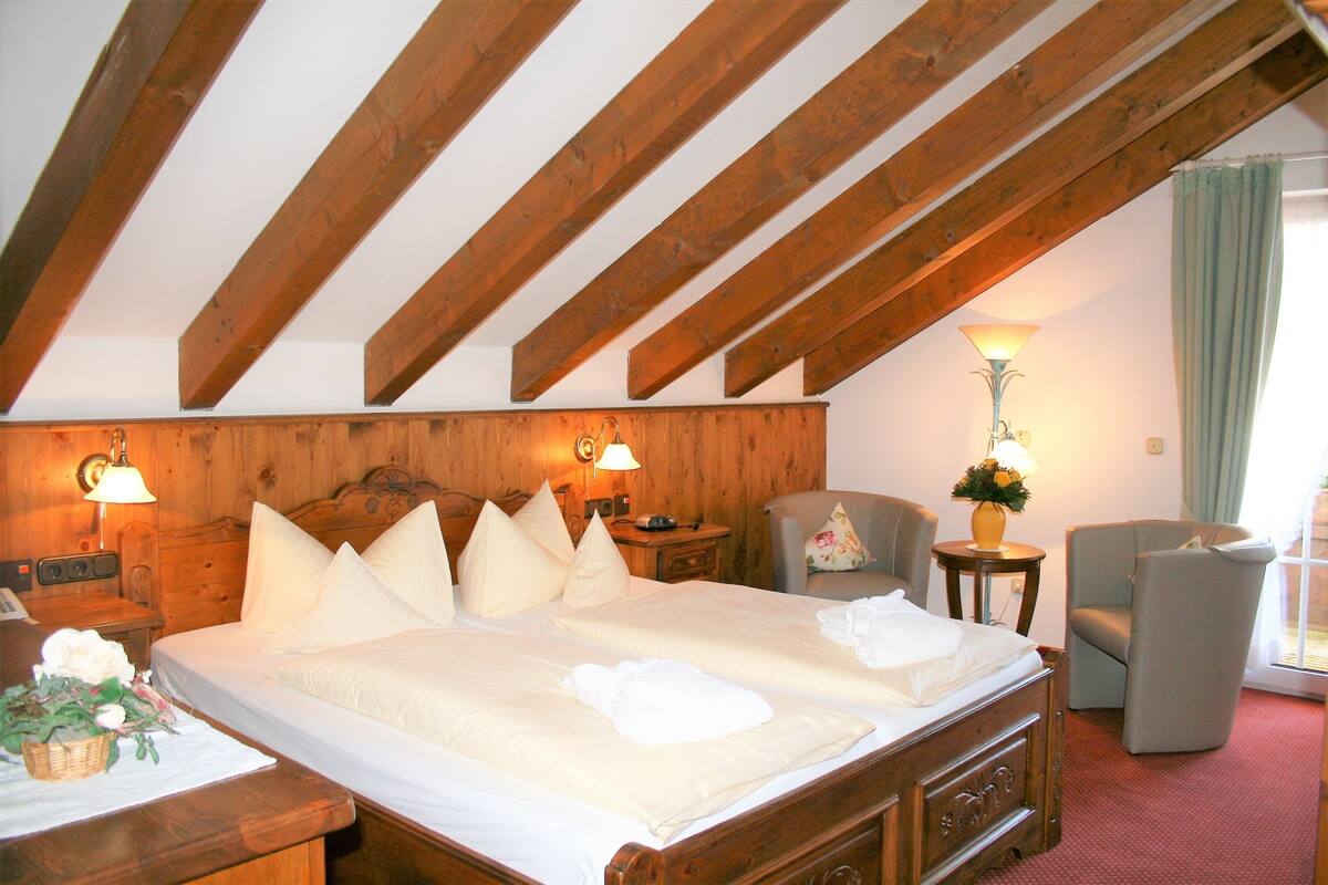 Hypo-allergenic bedding, in-room safe, desk, rollaway beds