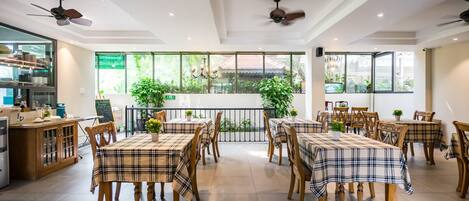 Serveert ontbijt, lokale gerechten