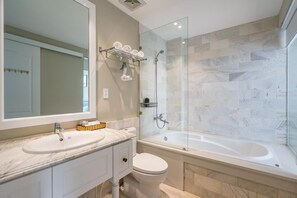 Combined shower/bathtub, deep-soaking bathtub, free toiletries - Parklane Hotel Saigon South (Ho Chi Minh City)