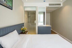 Standard Double Room, 1 Double Bed, Non Smoking | Bathroom | Combined shower/tub, deep soaking tub, free toiletries, hair dryer - Parklane Hotel Saigon South (Ho Chi Minh City)