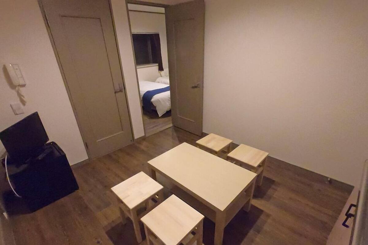 客房 (Apartment Room, 4 single beds) | 遮光布/窗簾、免費無線上網、床單
