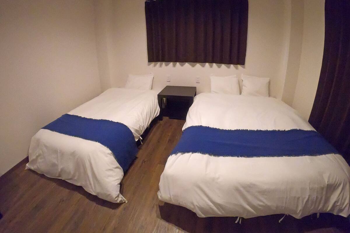 雙床房 (1 double bed, 1 single bed) | 遮光布/窗簾、免費無線上網、床單