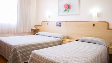 Minibar, coffres-forts dans les chambres, bureau, rideaux occultants