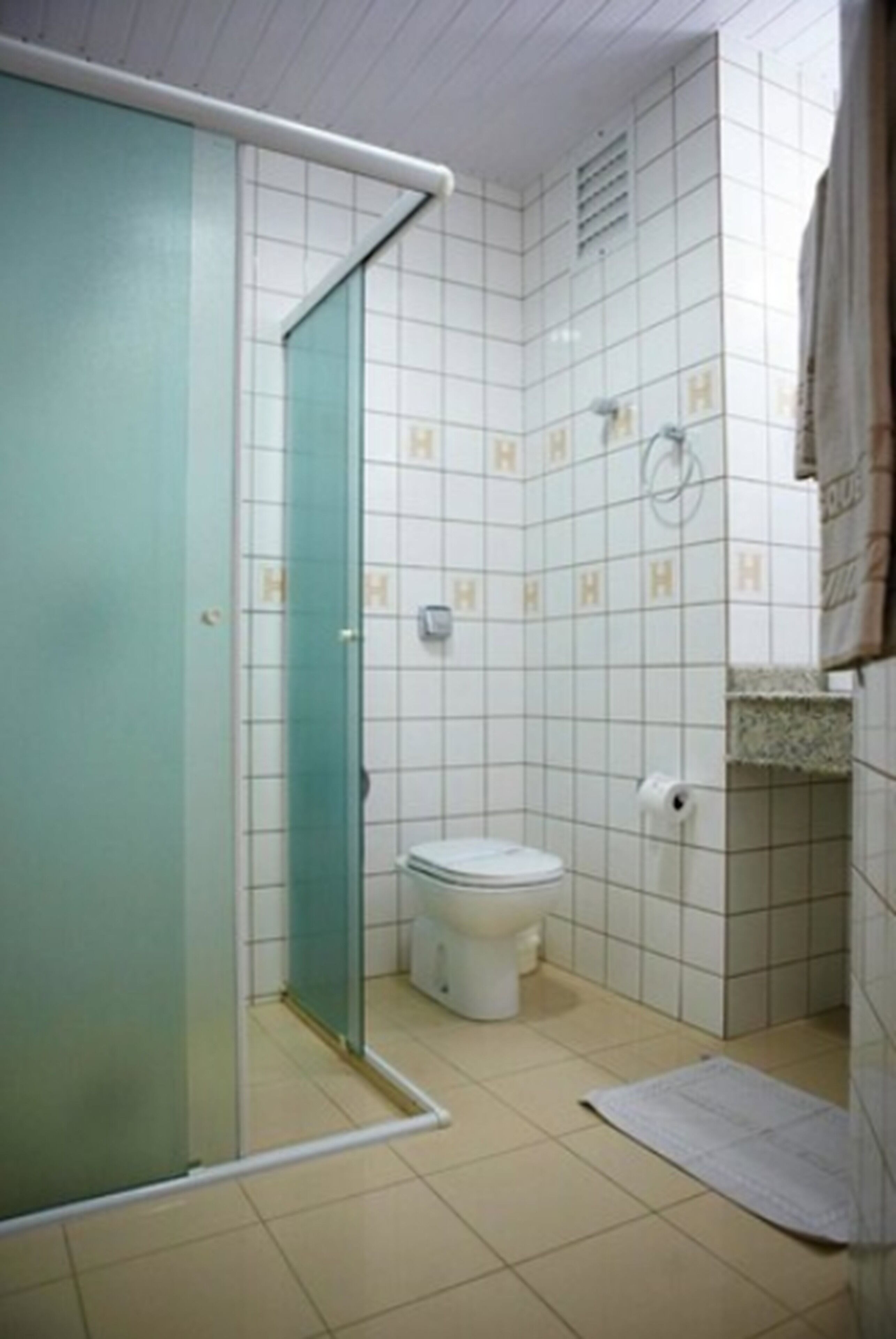 shower, rainfall showerhead, free toiletries, hair dryer