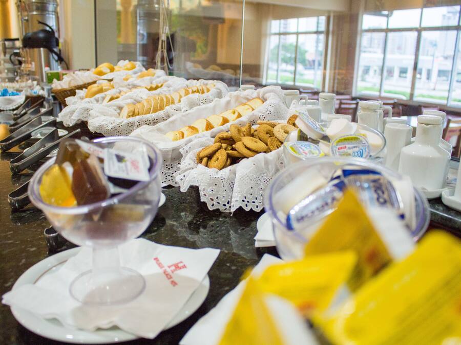 Un buffet proposant une variété de plats et d'accompagnements.