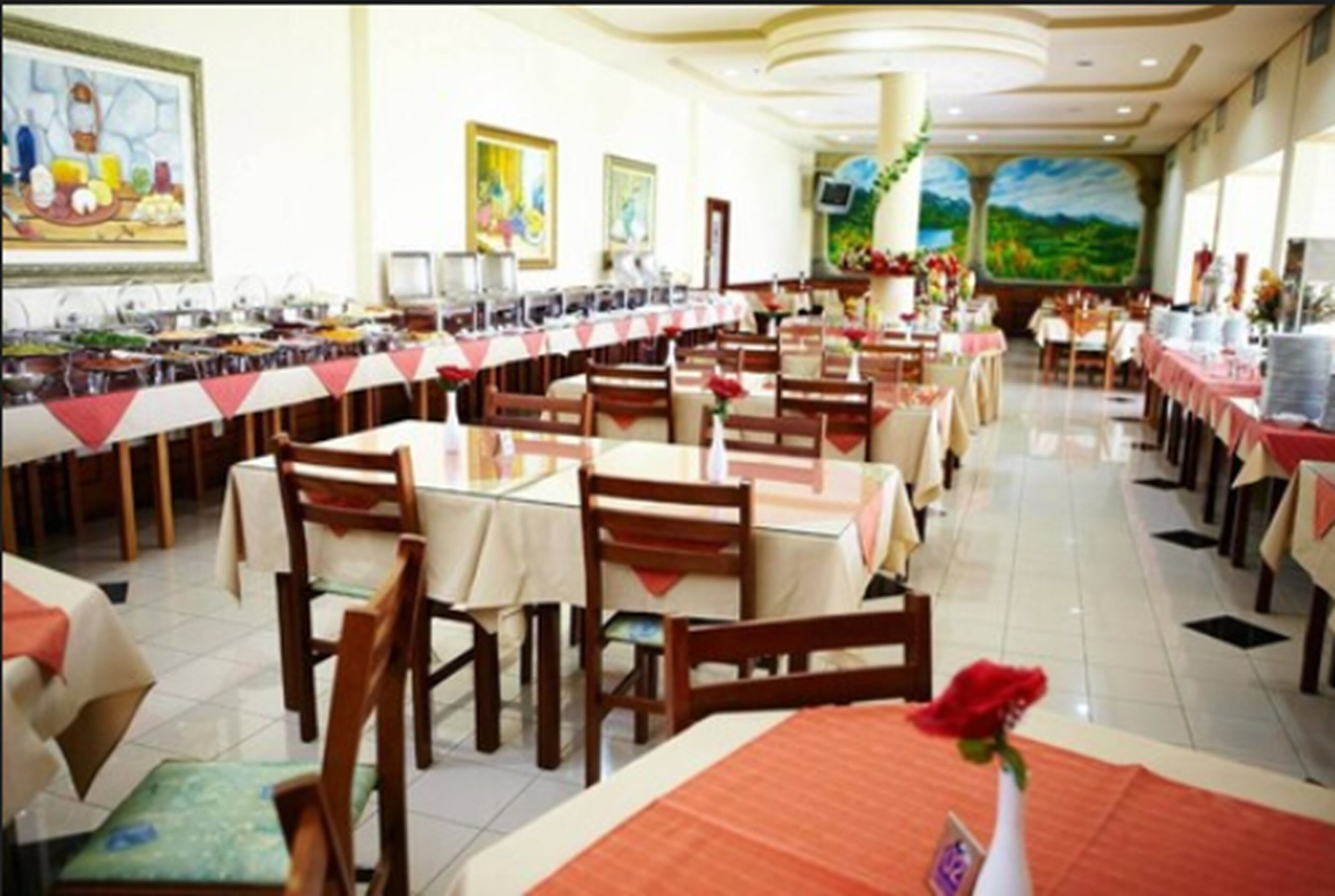 Café da manhã com buffet grátis todos os dias