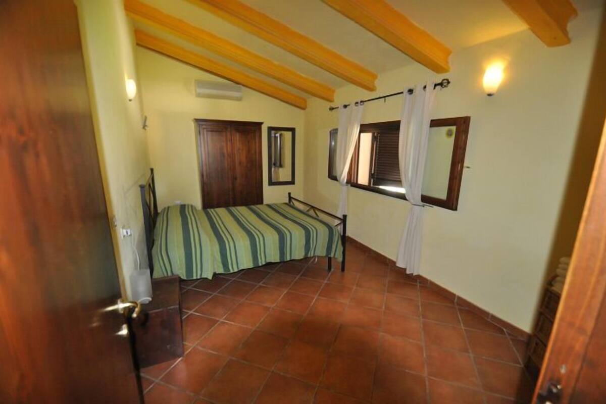 Habitación triple, vistas al jardín | Ropa de cama de alta calidad, caja fuerte, escritorio y wifi gratis